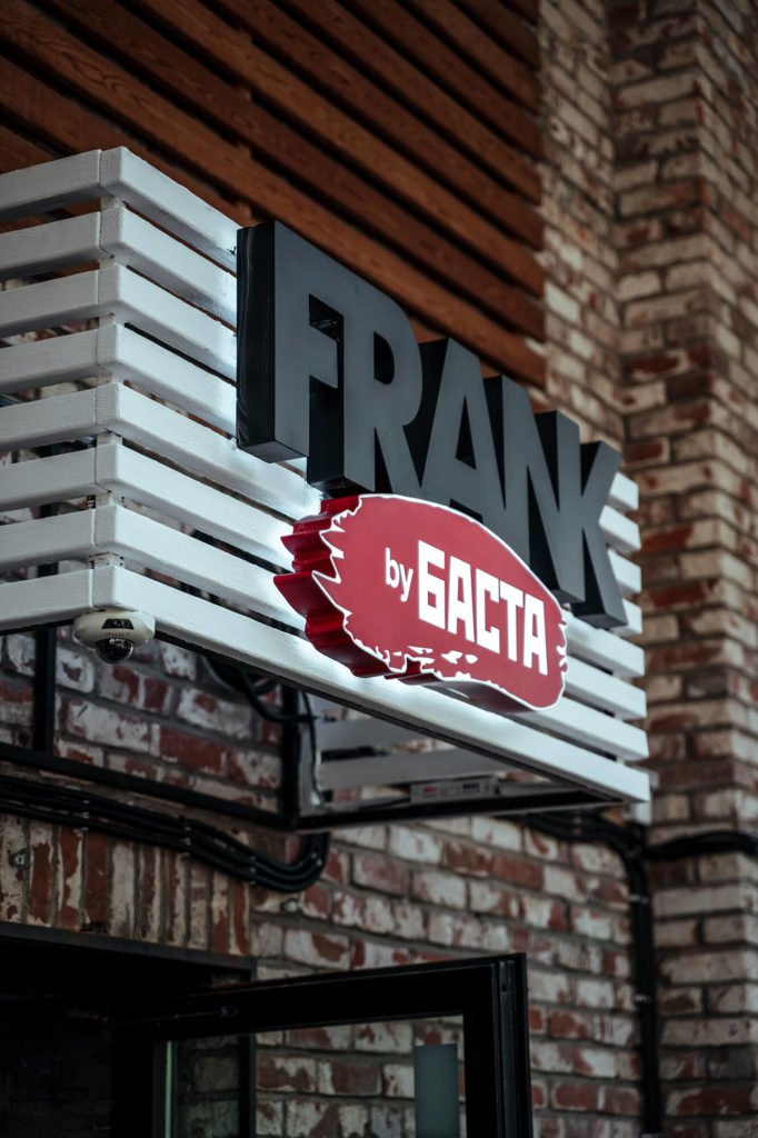Вывеска с контражурной подсветкой для ресторана FRANK by Баста (френк)